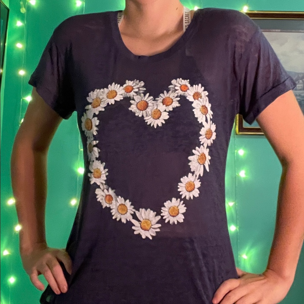 Daisy heart graphic tee